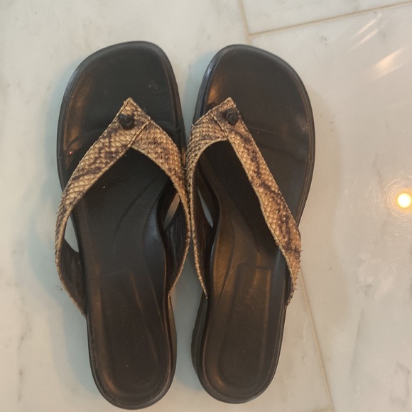 Taryn Rose size 40, size 9 - 9 1/2 snakeskin flip flops. VG condition - Picture 3 of 5